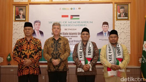 Dubes Palestina untuk Indonesia Zuhair Al-Shun (kiri) bersama Rektor UIN Mataram Prof Masnun Thahir di Mataram, Rabu (10/1/2024).