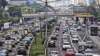 Kemacetan makin menjadi makanan sehari-hari, tak hanya jam berangkat dan pulang kerja namun hampir sepanjang hari.  