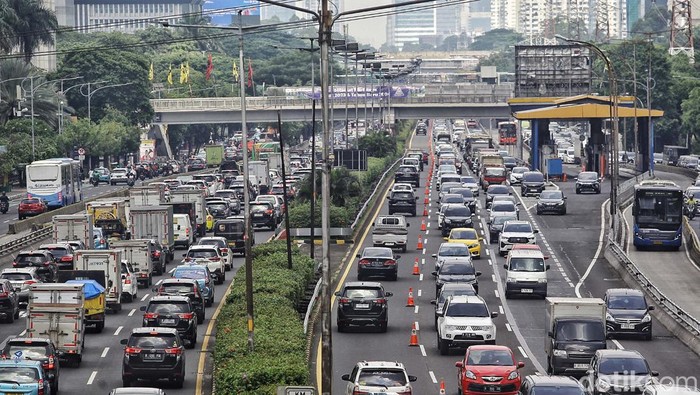Kemacetan makin jadi makanan sehari-hari di Jakarta. Jokowi menyebut penyebab kemacetan karena orang kaya belanja mobil pribadi daripada menggunakan transportasi publik.