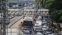 Menurut Presiden Jokowi, salah satu penyebab kemacetan lantaran orang yang mempunyai kemapanan finansial lebih memilih belanja mobil pribadi atau kendaraan roda dua daripada menggunakan transportasi publik.  