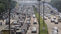 Pertumbuhan masyarakat yang membeli kendaraan secara masif ini menjadi masalah yang harus dibenahi pemerintah.  