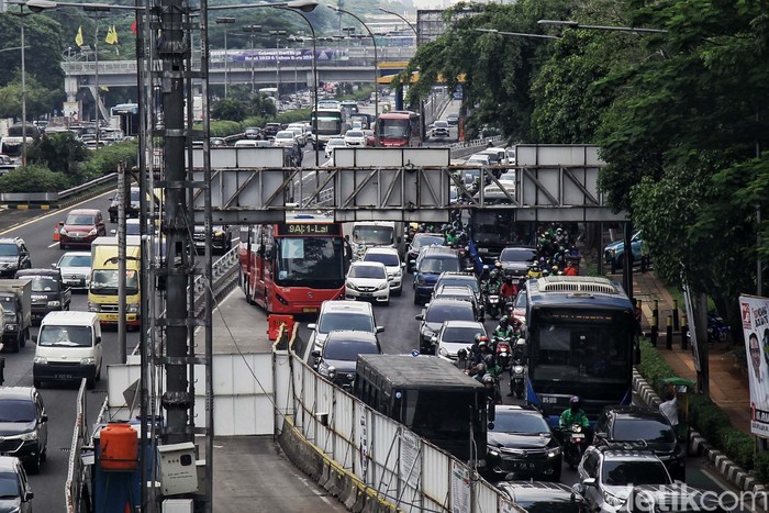 Kemacetan makin jadi makanan sehari-hari di Jakarta. Jokowi menyebut penyebab kemacetan karena orang kaya belanja mobil pribadi daripada menggunakan transportasi publik.