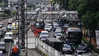 Upaya pemerintah dalam menyelesaikan masalah ini dengan cara menyediakan transportasi umum yang tersebar di berbagai daerah. Sebagai contohnya Mass Rapid Transit (MRT), Light Rail Rransit (LRT) dan TransJakarta.  