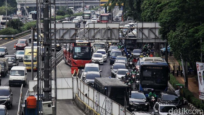 Kemacetan makin jadi makanan sehari-hari di Jakarta. Jokowi menyebut penyebab kemacetan karena orang kaya belanja mobil pribadi daripada menggunakan transportasi publik.