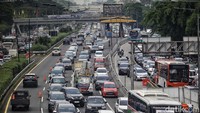Para pengendara melintas kemacetan di jalan tol dalam kota dan jalan Gatot Subroto, Jakarta, Rabu (10/1/2023).