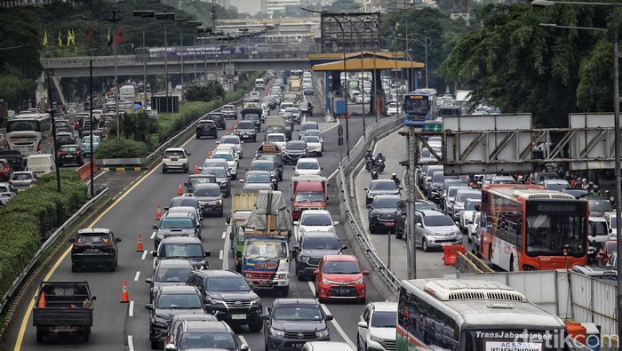 Duh! Kemacetan Makin Menjadi Makanan Sehari-hari Kemacetan makin jadi makanan sehari-hari di Jakarta. Jokowi menyebut penyebab kemacetan karena orang kaya belanja mobil pribadi daripada menggunakan transportasi publik.