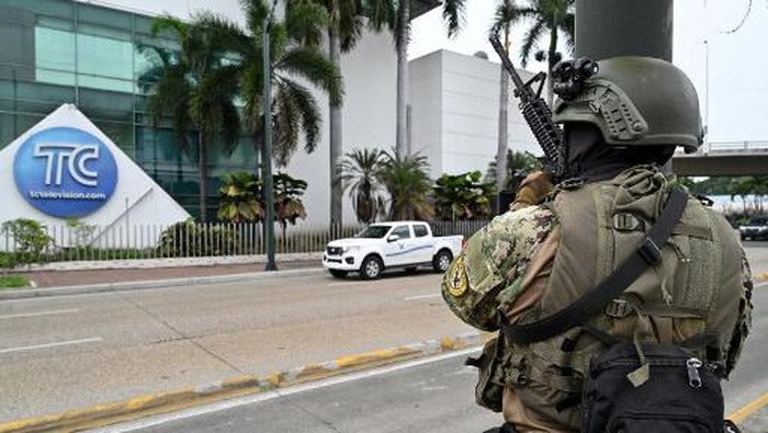 An Ecuadorean soldier stands guard in front of Ecuadors TC television channel after unidentified gunmen burst into the state-owned television studio live on air on January 9, 2024, in Guayaquil, Ecuador, a day after Ecuadorean President Daniel Noboa declared a state of emergency following the escape from prison of a dangerous narco boss. Gunshots rang out on live TV in violence-torn Ecuador as armed men carrying rifles and grenades stormed the studio shortly after gangsters vowed a 