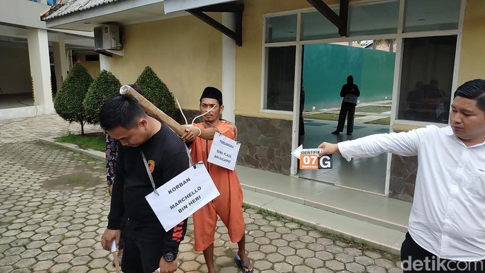 Eeng Praza (48), pembunuh sekeluarga di Muba melakukan rekonstruksi di Mapolda Sumsel
