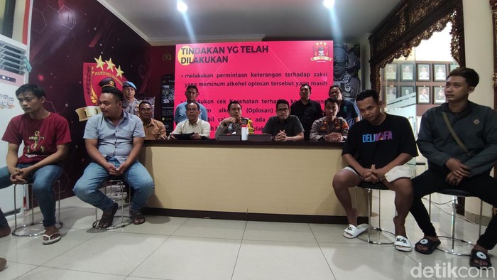 Empat penenggak miras oplosan yang tewaskan empat orang dihadirkan di Polrestbes Semarang, Rabu (10/1/2024).