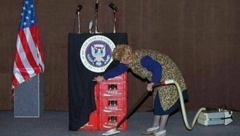 Nah ketauan podiumnya pakai krat minuman. Foto: Boredpanda