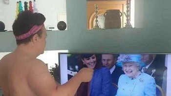 Hayo pamer apa ke Ratu. Foto: Boredpanda