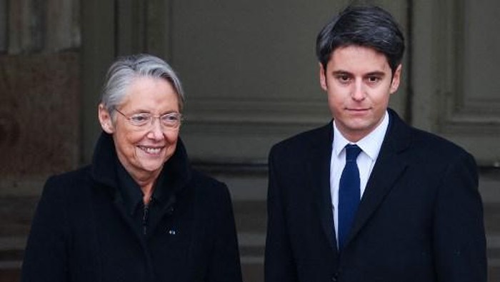 Newly appointed Prime minister Gabriel Attal (R) is welcomed by outgoing Prime minister Elisabeth Borne as he arrives for the handover ceremony at the Hotel Matignon in Paris, on January 9, 2024. Gabriel Attal, named Frances youngest ever prime minister on January 9 at the age of 34, has had a meteoric rise that has invoked comparisons with that of his mentor President Emmanuel Macron. (Photo by EMMANUEL DUNAND / POOL / AFP)
