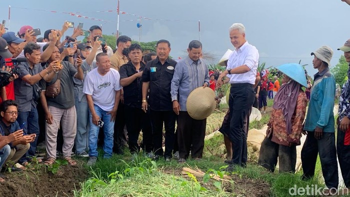 Ganjar bertemu petani bawang di Brebes, Jawa tengah.