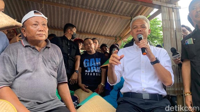 Ganjar bertemu petani bawang di Brebes, Jawa tengah.