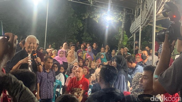 Ganjar dialog dengan warga di Banyumas, Jawa Tengah.