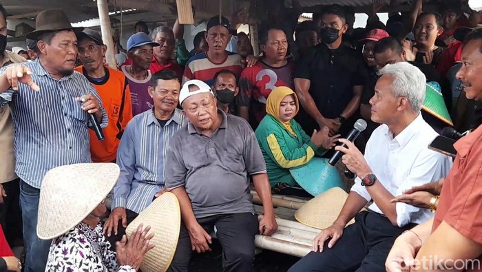 Ganjar menerima keluh kesah petani bawang di Desa Kertabesuki Brebes, Rabu (10/1/2024).