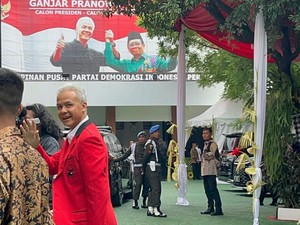 Pakai Jas Merah, Ganjar Tiba di Acara HUT Ke-51 PDIP