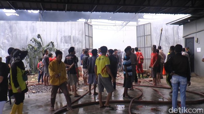 Gedung penyimpanan dekorasi acara pernikahan terbakar di kawasan Simpang Celentang Kota Palembang.