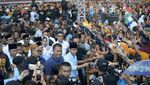 Saat Gibran Dikelilingi  Emak-Emak di Jember