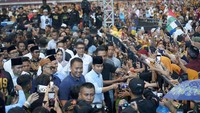 Gibran hadir sekitar pukul 16.10 WIB. Dia mengenakan kemeja warna telor asin dan berpeci. Dia didampingi anggota DPRD Jatim Muhammad Fawait dan Wagub Jatim Emil Dardak
