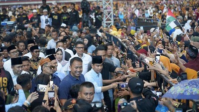 Saat Gibran Dikelilingi  Emak-Emak di Jember
