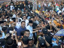 Saat Gibran Dikelilingi  Emak-Emak di Jember