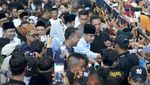 Saat Gibran Dikelilingi  Emak-Emak di Jember