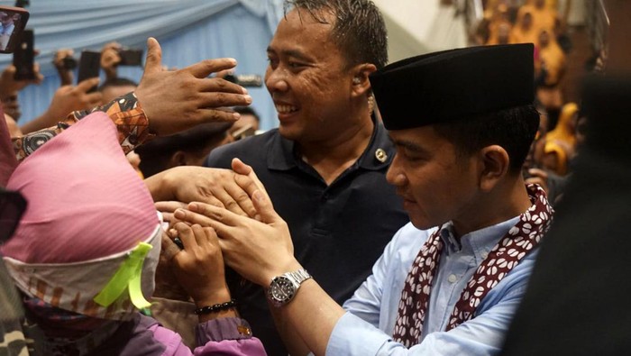 Gibran Hadiri Apel Shalawat Kebangsaan di Jember Gibran Hadiri Apel Shalawat Kebangsaan di Jember. Dalam acara tersebut dihadiri oleh puluhan ribu emak-emak yang digelar di Stadion Jember Sport Garden, Rabu (10/1/2024).