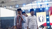 Gibran juga sempat mendapat kalungan syal sebagai tanda menjadi anggota kehormatan Ormas Laskar Sholawat Nusantara (LSN). Pengalungan syal dilakukan Presiden LSN M Fawait atau akrab disapa Gus Fawait.
