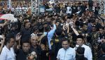 Saat Gibran Dikelilingi  Emak-Emak di Jember