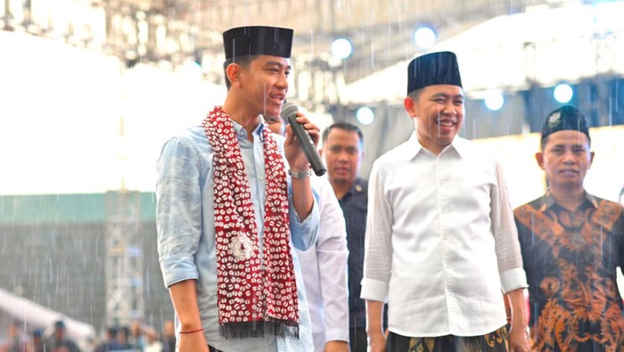 Gibran menjadi warga kehormatan Laskar Sholawat Nusantara (LSN).