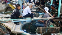 Pada kesempatan itu, Ganjar berharap akan dibentuk kelompok nelayan. Dia mengatakan kelompok nelayan dibentuk agar seluruh kepentingan nelayan terakomodasi dalam kelompok tersebut.