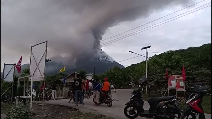 Pusat Vulkanologi dan Mitigasi Bencana Geologi menetapkan status gunung api Lewotobi Laki-laki menjadi level IV atau awas.