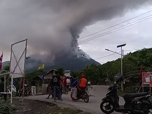 Penampakan Gunung Lewotobi Sudah Level IV Awas, Warga Diminta Menjauh