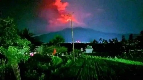 Gunung Lewotobi Laki-laki menyemburkan lava pijar hari ini, Rabu (10/1/2024). (Istimewa)