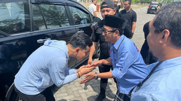 Gus Ubaid saat bertemu dan mendampingi Gibran mengunjungi Banyuwangi.