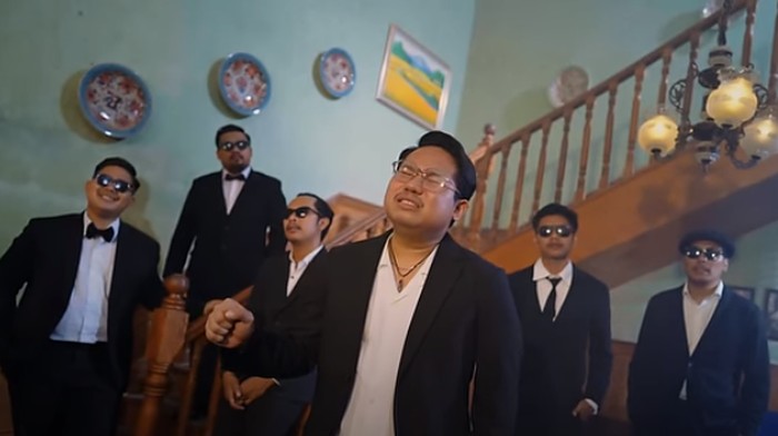 GuyonWaton menyanyikan lagu Gampil. Saat ini, video musiknya lagi trending.