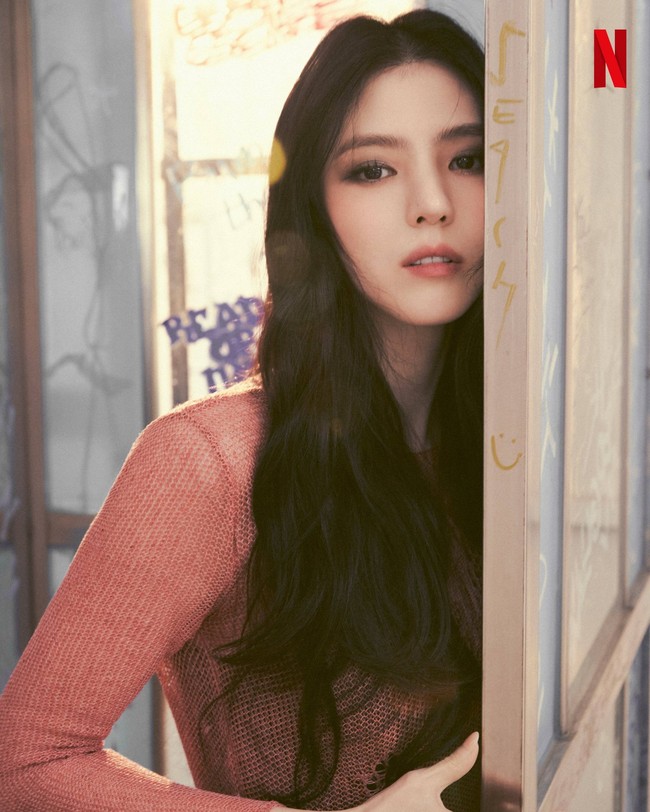 Hasil pemotretan terbaru Han So Hee dan Park Seo Joon sontak menjadi perbincangan di tengah penggemar. Tak sedikit yang menganggap pasangan drama Korea Gyeongseong Creature serasi dan berharap keduanya terlibat cinta lokasi. Foto: dok. Instagram @netflixkr