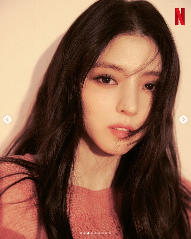 Drama Korea Gyeongseong Creature resmi tamat. Namun, Netflix memberikan kejutan untuk penggemar Han So Hee dan Park Seo Joon dengan pemotretan terbaru yang menonjolkan visual masing-masing. Foto: dok. Instagram @netflixkr