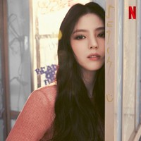 Hasil pemotretan terbaru Han So Hee dan Park Seo Joon sontak menjadi perbincangan di tengah penggemar. Tak sedikit yang menganggap pasangan drama Korea Gyeongseong Creature serasi dan berharap keduanya terlibat cinta lokasi. Foto: dok. Instagram @netflixkr