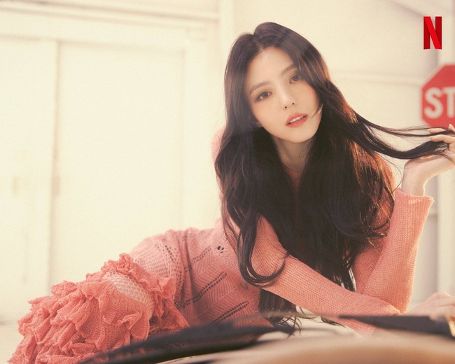 Berlatar tahun 1945, drama Korea Gyeongseong Creature menggambarkan sebuah kota di masa tergelap. Di aman sejumlah orang menjadi bahan eksperimen dan berubah menjadi monster. Bersama, Park Seo Joon dan Han So Hee bertarung dalam upaya mengungkap fakta sebenarnya. Foto: dok. Instagram @netflixkr