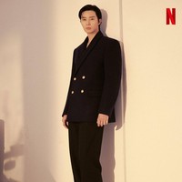 “visual couple 🔥🔥🔥” “Kenapa poto nya kaga barengan aja sih 😩😩” “Mother and Father,” “Ganteng dan cantik banget, gimana kalau pacaran aja 😭😭” “Cocok,” komentar sejumlah netizen di bawah unggahan Instagram Netflix Korea. Foto: dok. Instagram @netflixkr