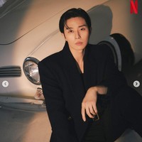Park Seo Joon berperan sebagai Jang Tae Sang, pria terkaya di Gyeongseong yang memiliki sebuah pegadaian. Sedangkan Han So Hee berperan sebagai Yoon Chae Ok, yang berkelana mencari ibunya yang hilang. Foto: dok. Instagram @netflixkr