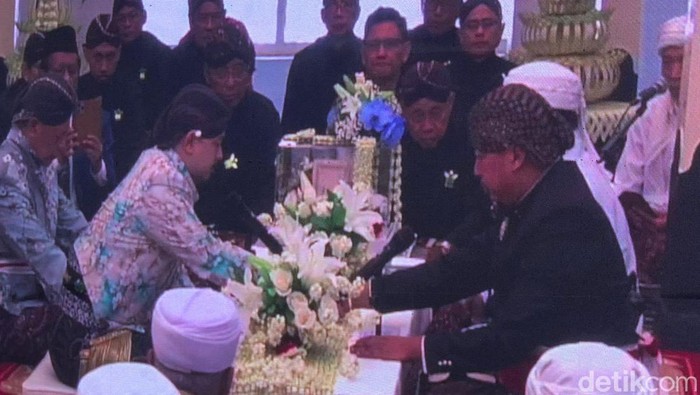 Putra bungsu KGPAA Paku Alam X, BPH Kusumo Kuntonugroho telah resmi mempersunting sang pujaan hati dr Laily Anissa Kusumastuti.