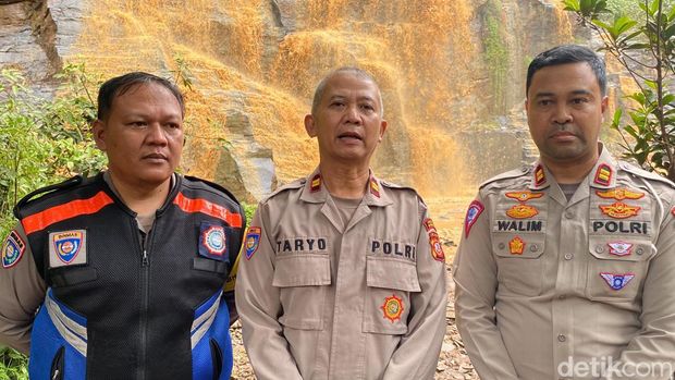 Jajaran Polsek Cimenyan meninjau Curug Batu Templek yang debit airnya meningkat di kala musim hujan.