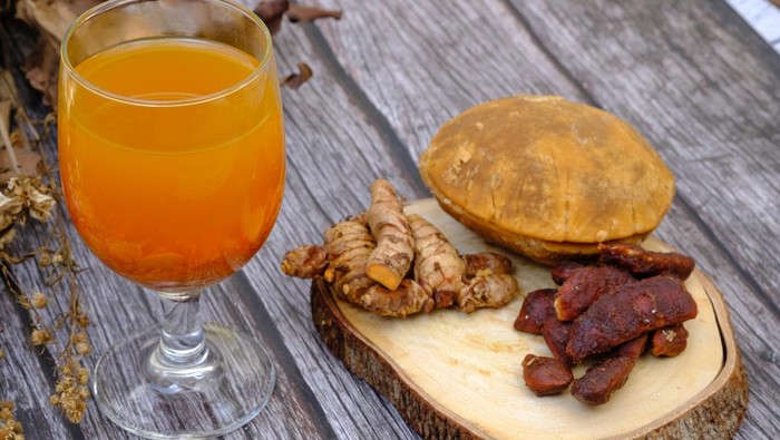 jamu kunyit asam atau kunir asem.