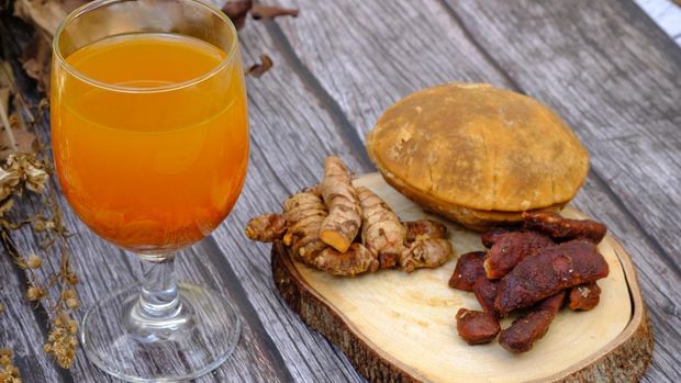 jamu kunyit asam atau kunir asem.