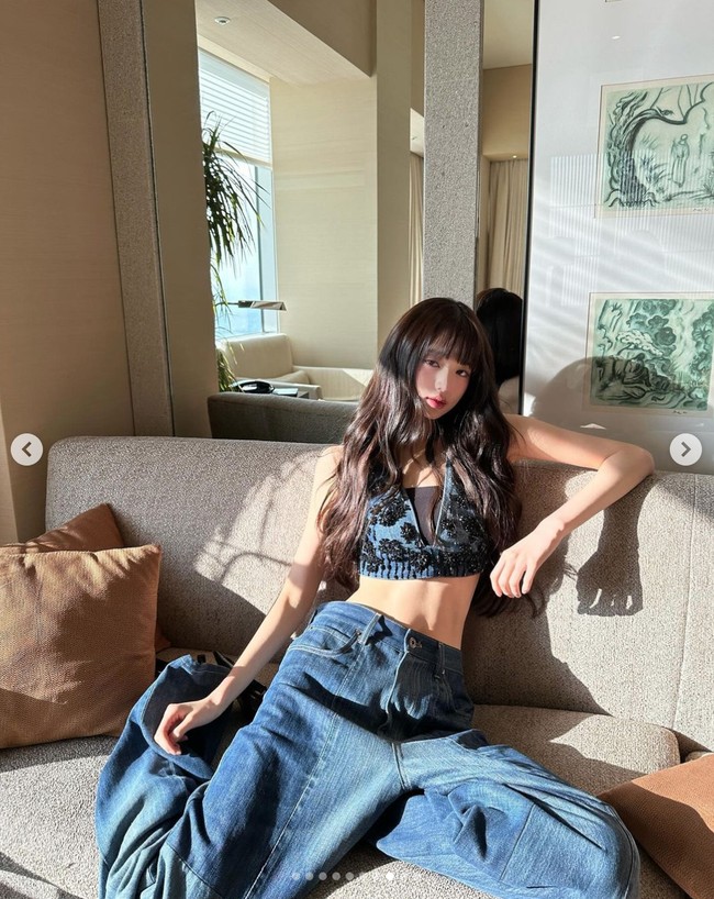 Selain berparas cantik, Jang Wonyoung IVE punya tubuh ramping dan garis otot perut yang tegas. Dia pun memiliki pinggang semut sehingga terlihat cantik mengenakan apapun. Foto: dok. Instagram @for_everyoung10