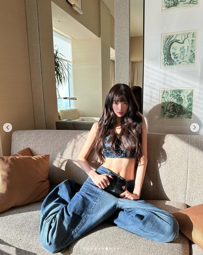 Pelantun ‘Kitsch’ itu berpose di depan jendela dengan pemandangan gedung pencakar langit. Sinar matahari membuat garis otot perutnya semakin jelas. Foto: dok. Instagram @for_everyoung10