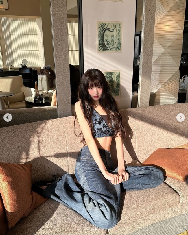 Gaya Jang Wonyoung IVE dipadukan dengan denim jeans yang serasi dengan bralette yang dikenakannya. Idol KPop berumur 19 tahun itu menuai pujian dianggap memiliki proporsi tubuh yang sempurna dengan visual bak Barbie. Foto: dok. Instagram @for_everyoung10